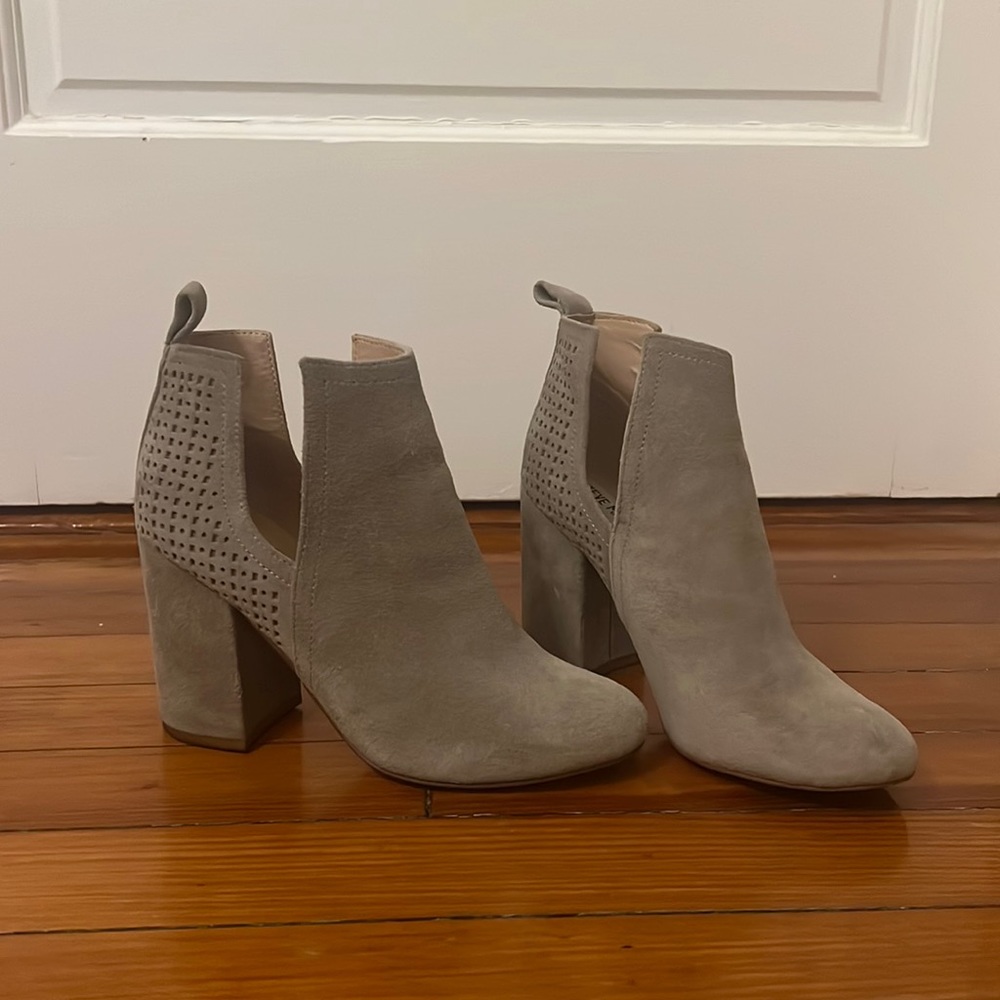Great for spring! Steve Madden size 6 suede bootie heels Nomad